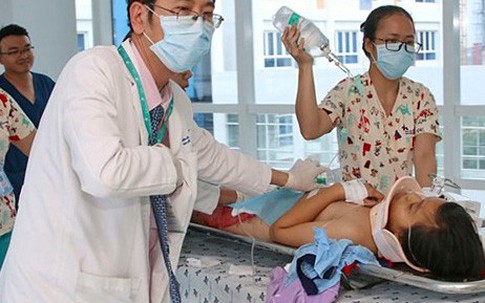 Bé gái bị xe container đâm đa chấn thương