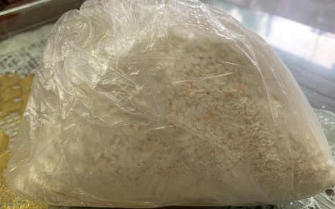 Loại bột khô 400 triệu đồng/kg, đựng bao nilon giấu trong góc nhà