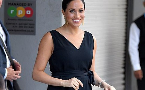 Bắt chước chị dâu Kate, Meghan Markle rủ mọi người ngồi xuống sàn chơi với các bé nhưng bị đứa trẻ phớt lờ thẳng thừng