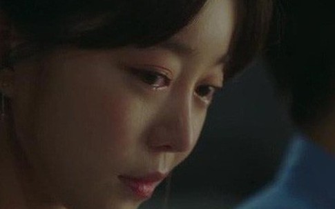 Chồng 'chơi lớn' đặt hoa cả tháng cho bồ, thế nhưng mỗi lần về nhà anh lại thấy thứ tương tự trên mặt bàn cùng nụ cười ám ảnh đến run người của vợ