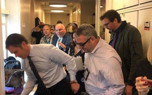 Chuột rơi xuống từ trần Nhà Trắng, trúng đùi phóng viên