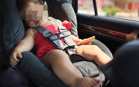 Bé gái 4 tháng tuổi chết ngạt trong xe hơi vì bị bỏ quên