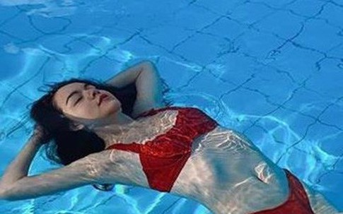 Lần hiếm hoi Phạm Quỳnh Anh đăng ảnh mặc bikini
