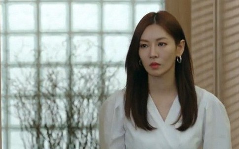 Dọn dẹp nhà kho, tôi làm rơi chiếc hộp gỗ rồi đau đớn phát hiện bí mật về thân thế của người giúp việc chăm sóc mình từ bé