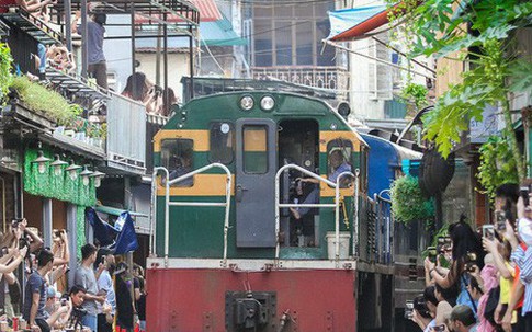 Hà Nội: Xôn xao thông tin đoàn tàu phải dừng đột ngột tại phố cà phê đường ray Phùng Hưng vì du khách chụp ảnh chạy không kịp