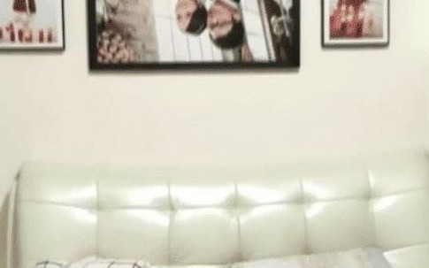 Ảnh cưới trên tường đột ngột rơi xuống để lộ 2 đôi mắt nhìn chằm chằm khiến đôi vợ chồng hốt hoảng, quyết tìm studio nói chuyện phải trái