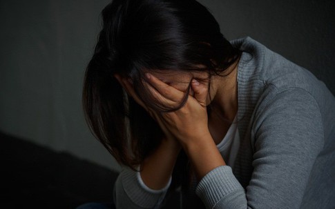 Lâu nay vẫn nhìn vợ bằng nửa con mắt, tới khi bị sếp 'dạy dỗ' giữa đám đông, chồng tôi cay cú nhiếc móc vợ rồi đổ cho tôi tội tày trời