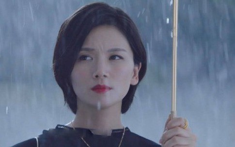 Chồng 'lạc nhịp' với người khác, tôi đến nhà tình địch nhấn chuông và để lại một chiếc khăn bạc màu đủ khiến chồng quỳ rạp xin tha thứ