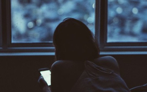 Cô gái 16 tuổi bị mù màu vì sử dụng điện thoại di động quá nhiều