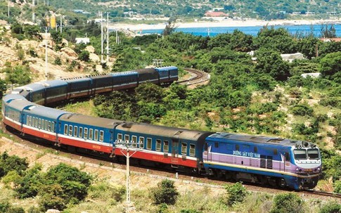 Vé tàu hỏa đắt, khó mua hơn vé máy bay, ai đi?