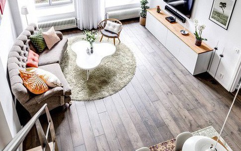 Tận dụng trần cao, đôi vợ chồng trẻ đã thiết kế thêm gác lửng cho căn hộ siêu xinh của mình