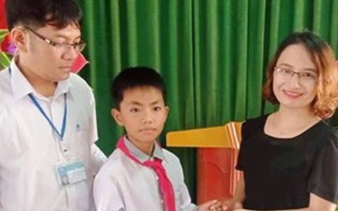 Nhặt được lắc vàng, học sinh lớp 6 ở Nghệ An tìm trả cho nữ cán bộ