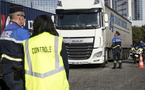 Pháp phát hiện hàng chục người di cư Pakistan trong một xe tải