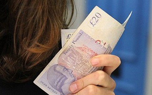 Chỉ 37% người Anh sẵn sàng trả nợ thay cho bạn đời