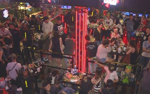 300 cảnh sát đột kích quán bar bắt quả tang gần 90 dân chơi đang phê ma túy