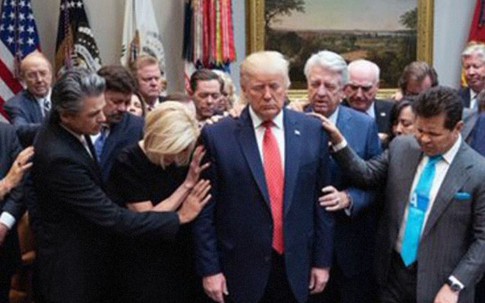 Cố vấn tâm linh cầu nguyện cho ông Donald Trump giữa sóng gió luận tội