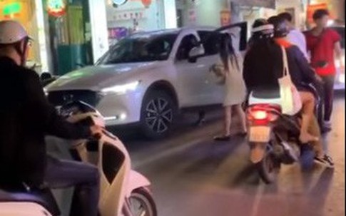 Hà Nội: Bắt quả tang bạn trai chở gái lạ trên ô tô, cô gái xông vào đánh ghen nhưng cái kết lại quá bất ngờ