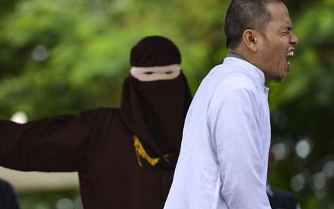 'Tòm tem' phụ nữ có chồng, quan chức Indonesia bị phạt roi