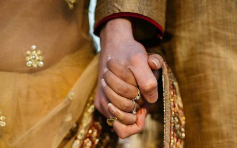 Cặp vợ chồng Ấn Độ bị ném đá đến chết