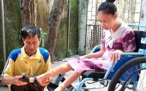 Ông bố đơn thân 23 năm chăm con gái bại não