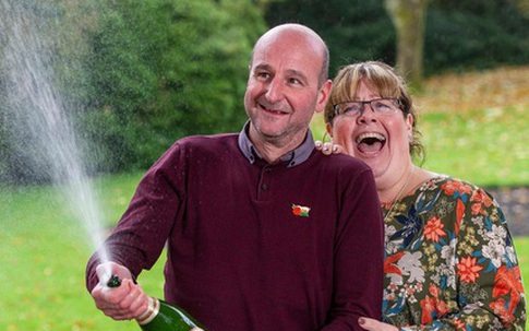 Người phụ nữ 10 phút sau khi khỏi bệnh ung thư, nhận tin trúng số 1,2 triệu USD