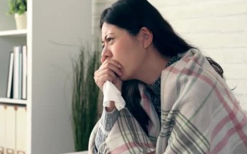 Người phụ nữ gãy xương vì ho, bác sĩ nói thiếu vitamin D do bôi quá nhiều kem chống nắng