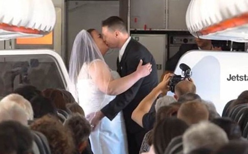 Tổ chức đám cưới giữa chuyến bay