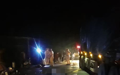 Ôtô đầu kéo tông xe máy, hai người chết