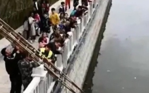 Rủ nhau đi tự tử, nhìn bạn gái nhảy sông, gã trai lái xe bỏ về