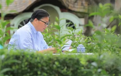Người phụ nữ 60 tuổi dùng khoản tiền tiết kiệm trong 12 năm để mua đất, xây ngôi nhà cổ tích an hưởng tuổi già cùng người thân
