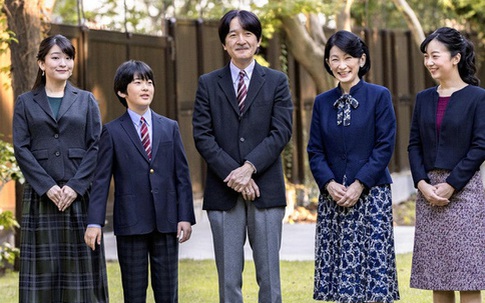 Thái tử Nhật Bản chia sẻ bức hình gia đình mới nhất nhân dịp sinh nhật và thẳng thắn nói về chuyện con gái lớn hoãn đám cưới suốt 2 năm