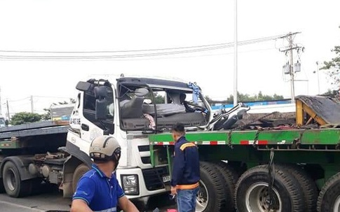 Thanh thép chọc thủng cabin xe đầu kéo, người dân 'chật vật' đưa tài xế gục trên vô lăng ra ngoài