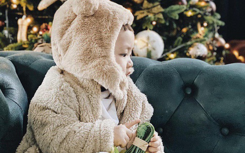 Hiếm khi đăng ảnh lộ mặt con trai, Á hậu Tú Anh tiếp tục khiến dân tình trầm trồ khi khoe góc nghiêng cực đáng yêu