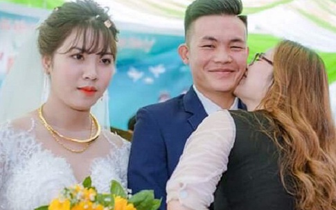 Bức ảnh cưới gây 'bão' mạng xã hội: Cô gái vô tư hôn chú rể trong ngày cưới, cô dâu đứng cạnh mặt không cảm xúc
