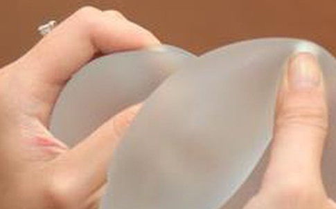 Cô gái ở TP.HCM bị vỡ 2 túi độn ngực cùng lúc