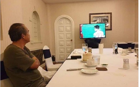 Hình ảnh bầu Đức lặng lẽ theo dõi trận chung kết U22 Việt Nam qua tivi cùng dòng trạng thái đặc biệt trên Facebook khiến ngàn người cảm động