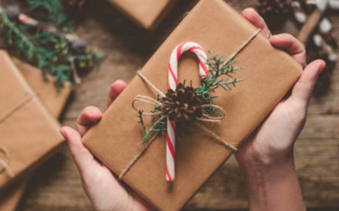 Có nên tặng quà Giáng sinh cho người cũ để chứng tỏ mình còn quan tâm?