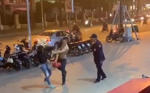 Đình chỉ nam nhân viên bảo vệ đánh đấm túi bụi vào mặt người phụ nữ tại vỉa hè Trung tâm thương mại ở Hà Nội