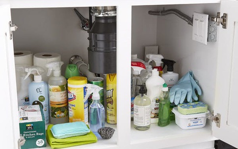 Cách lưu trữ đồ dưới bồn rửa bát cực gọn ghẽ chỉ với 5 bước nhanh - gọn - lẹ