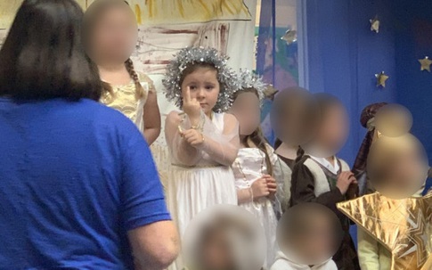 Con gái 5 tuổi đang biểu diễn trên sân khấu thì bất ngờ giơ "ngón tay thối" khiến mẹ hốt hoảng trước khi biết lý do đáng yêu đằng sau