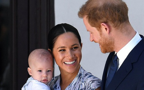 Vợ chồng Meghan Markle công bố thiệp Giáng sinh theo cách đặc biệt nhưng bị chê là đạo đức giả, gây chú ý nhất là bé Archie