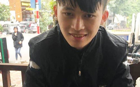 Chàng trai người H'Mông đứng dưới mưa đợi trả ví cho người mất