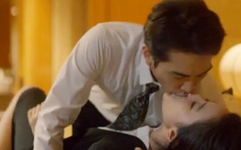 Bắt gặp chồng ôm chặt thư ký riêng trong phòng làm việc, vợ lẳng lặng đẩy cửa đi vào 'đánh ghen nhẹ' nhưng cực chất khiến cả hai tái mặt