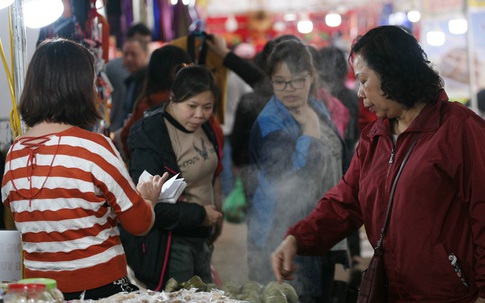 Người Hà Nội ùn ùn kéo nhau đi tranh thủ sắm Tết dịp cuối tuần