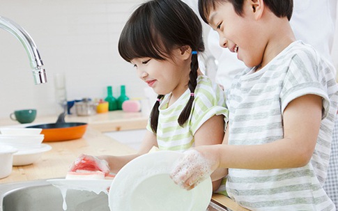 Bố mẹ đang tước đi kỹ năng sống độc lập của con vì những điều này