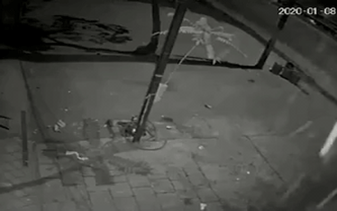 Hài hước: 'Thánh ăn trộm' vụng về, gia chủ dù 'vồ ếch' 2 lần vẫn kịp đuổi theo giật lại xe SH