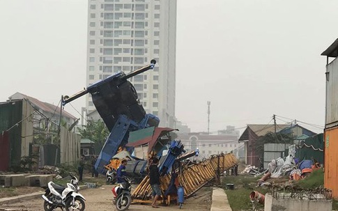 Hà Nội: Cẩu tháp phục vụ chung cư bất ngờ đổ sập