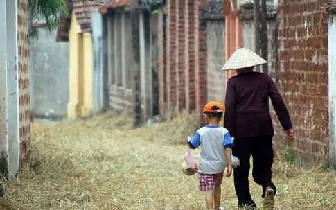 Bóng dáng mẹ và làn khói lam chiều