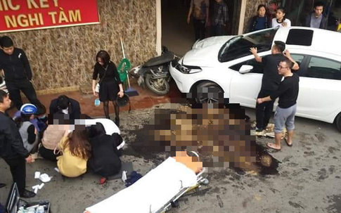 Hà Nội: Ô tô tông xe máy giữa phố đông, 1 người bị thương nặng