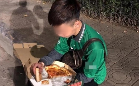 Hình ảnh chàng shipper vừa ăn pizza vừa khóc trong những ngày cuối năm khiến dân mạng xót xa